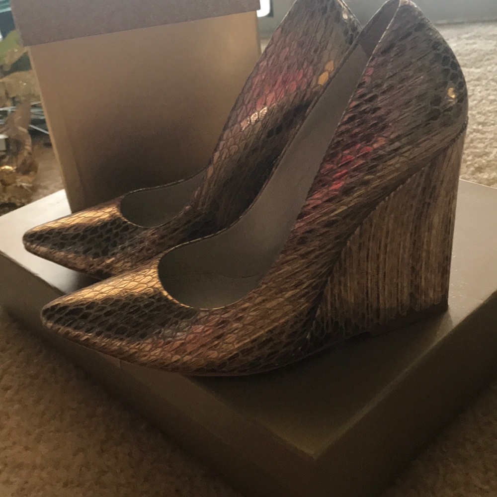GOLD ALICE AND OLIVIA WEDGES - Picture 4 of 8